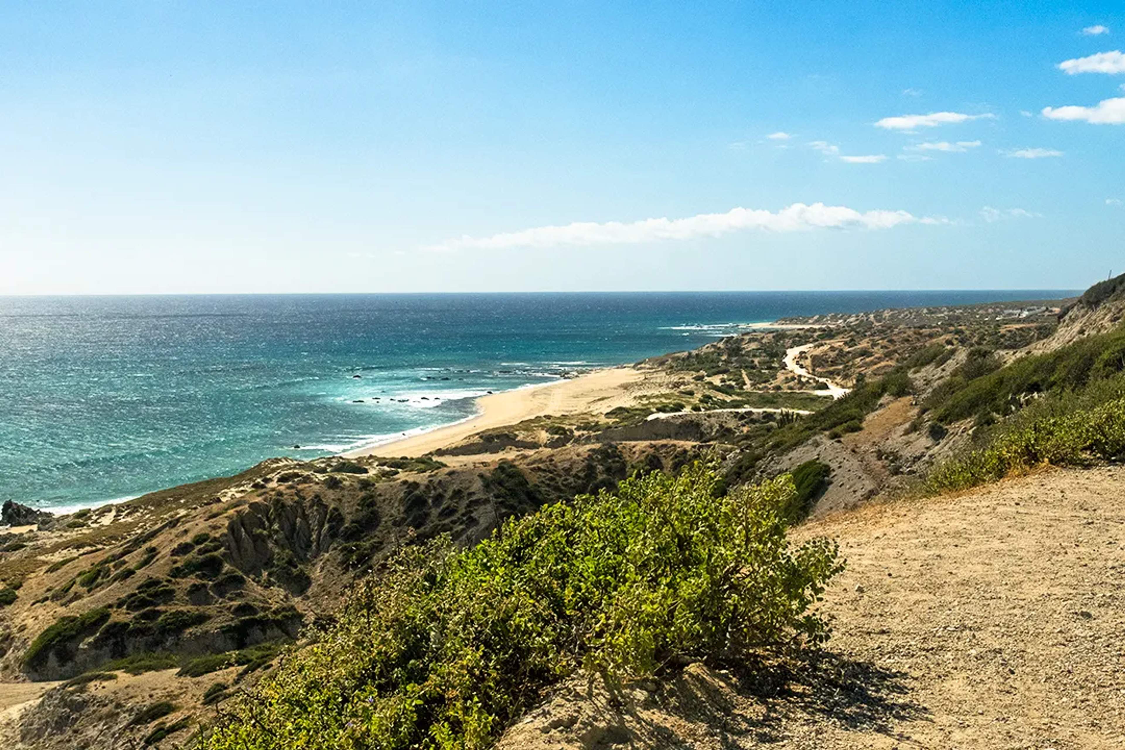 Costa del Pacífico en Los Cabos durante una aventura todoterreno por los paisajes del desierto de Baja.