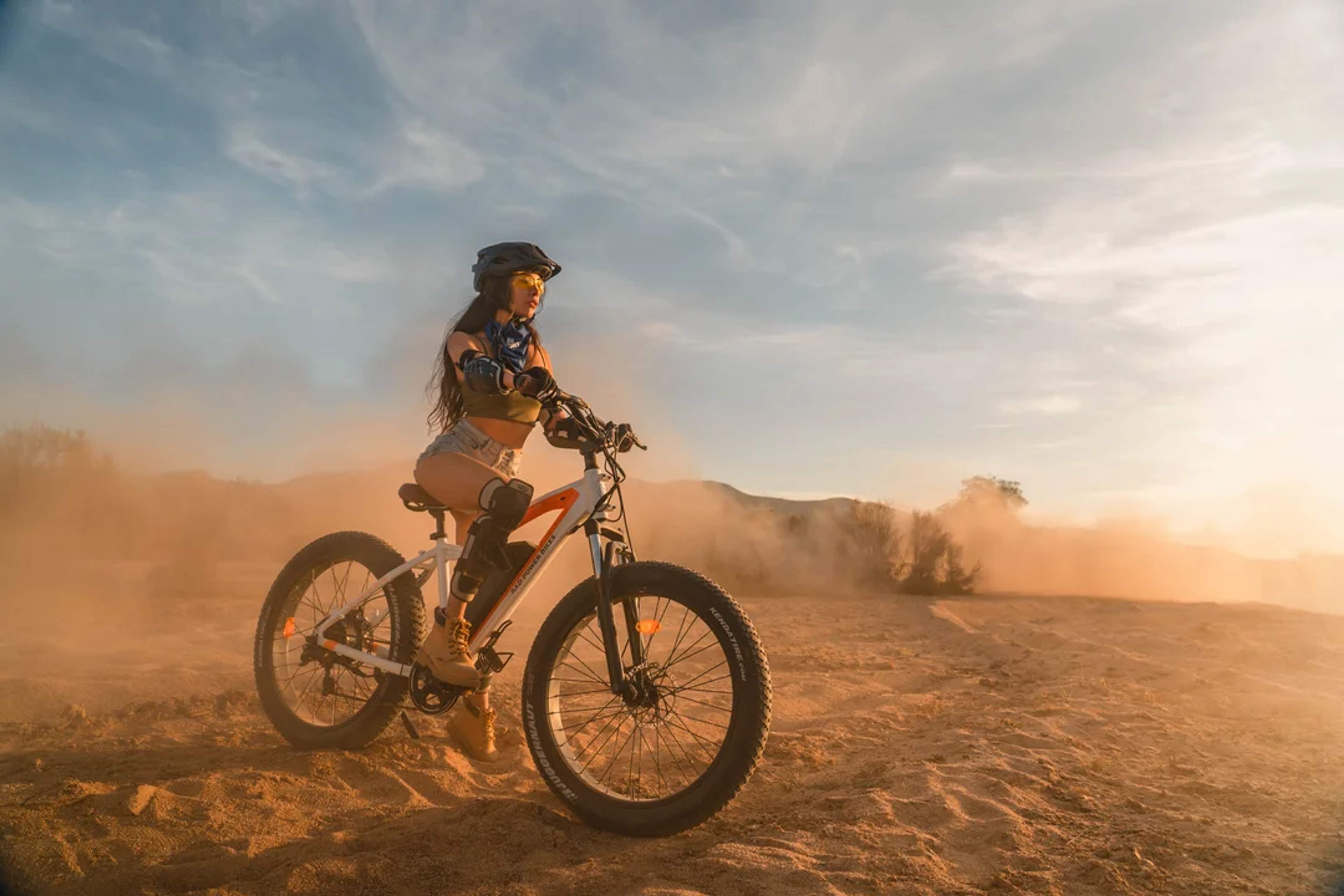 Paseo al atardecer en bici eléctrica por el desierto, entre aventura, libertad y paisajes dorados.