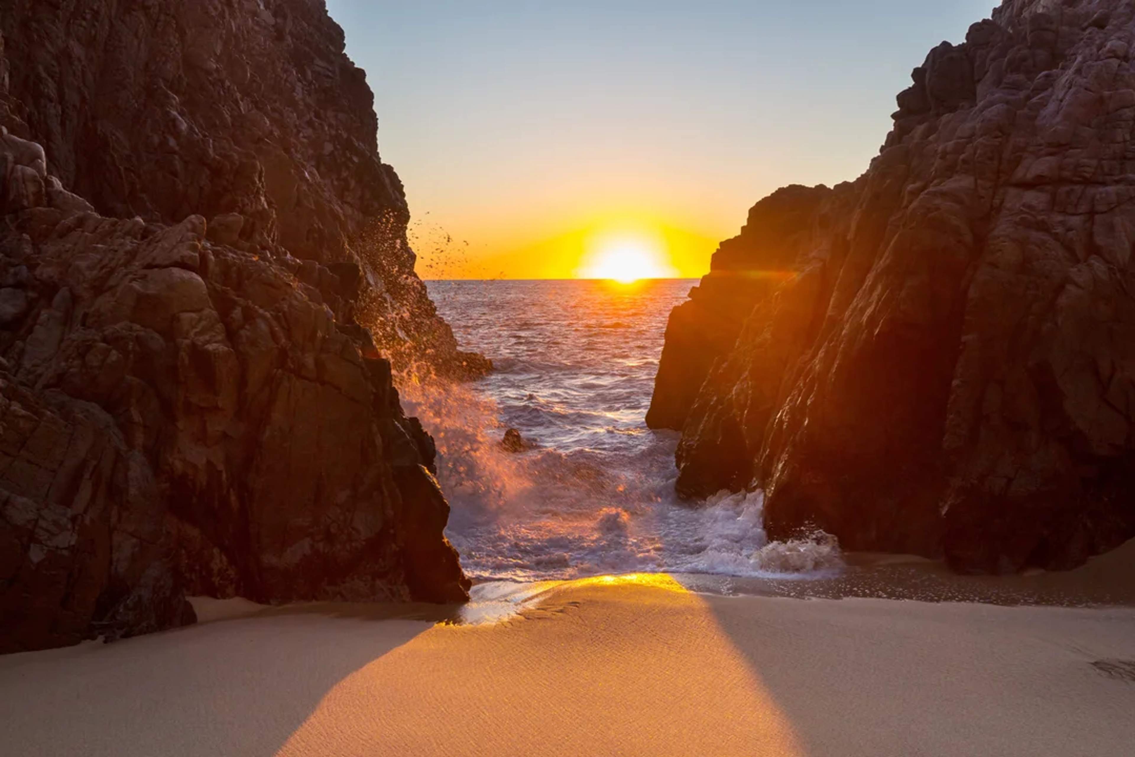 Presencia un atardecer impresionante entre los acantilados de Cabo, donde el mar y la luz se unen.