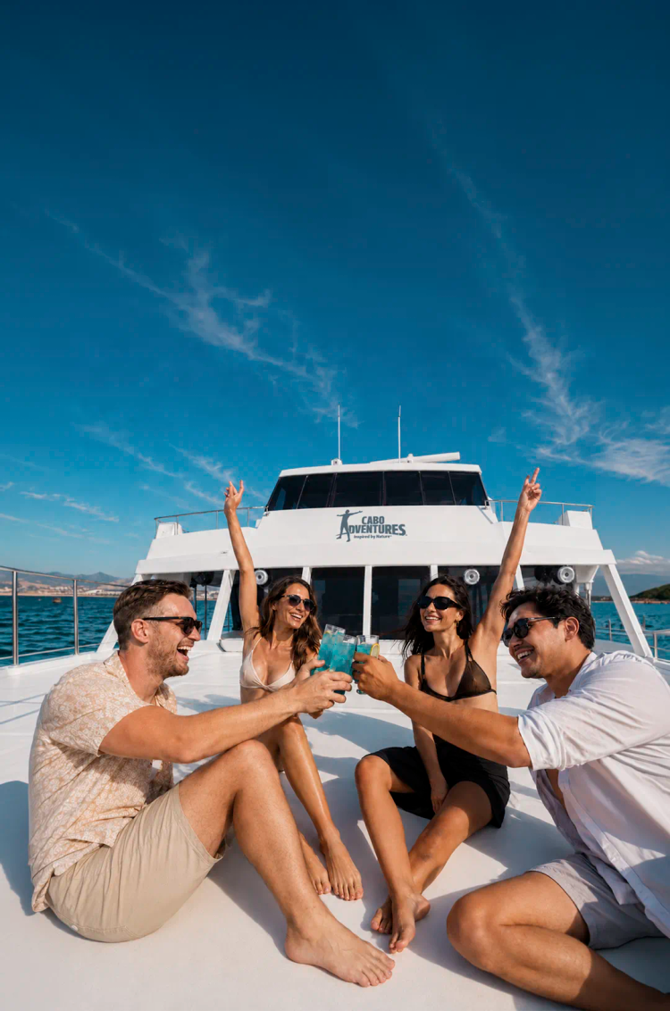Tour de snorkel en Cabo San Lucas a bordo del catamarán Oceanus con nado, aguas claras y vistas costeras