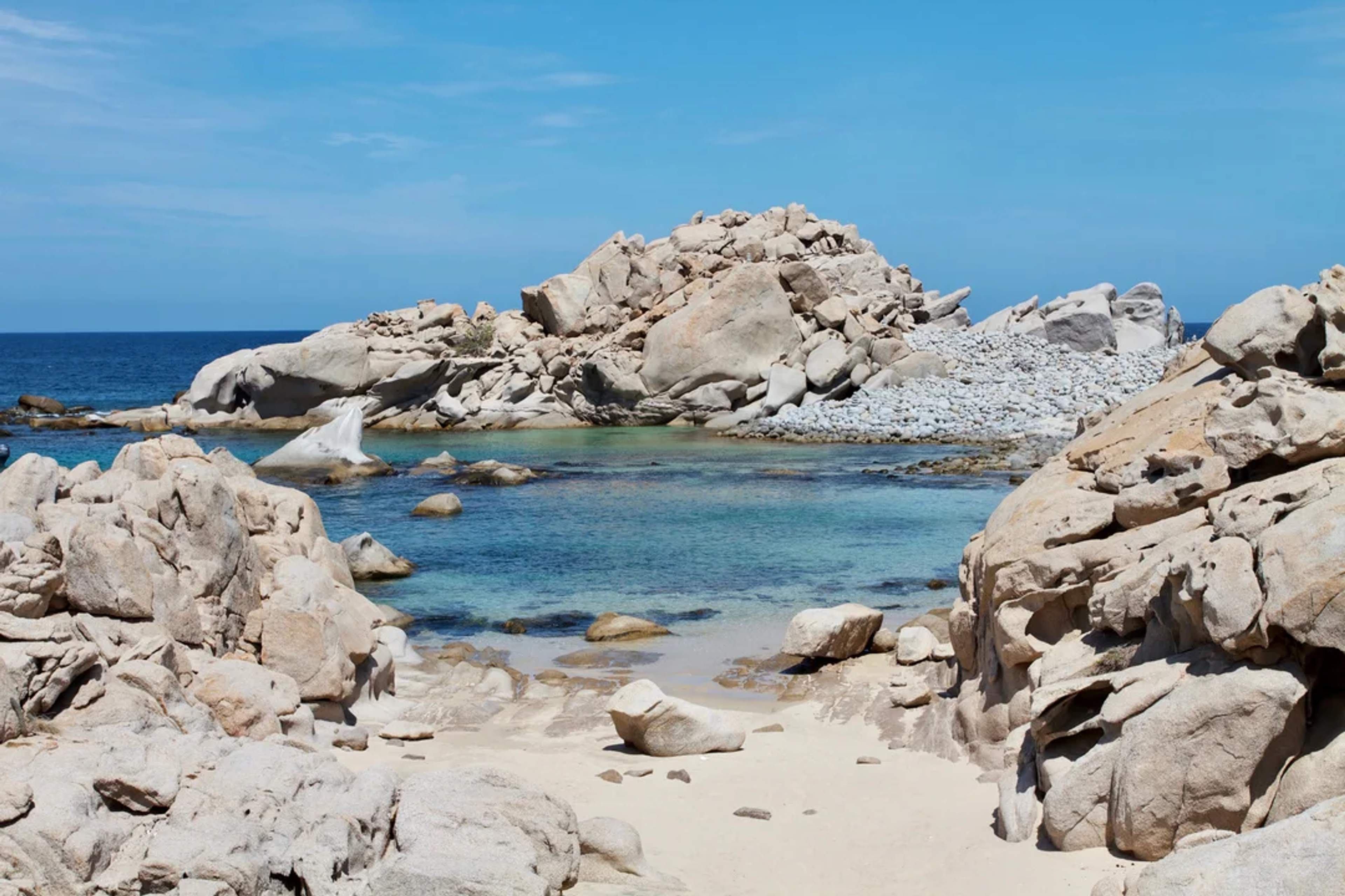 Explora las costas rocosas y aguas cristalinas de Cabo Pulmo, un tesoro escondido de Baja.