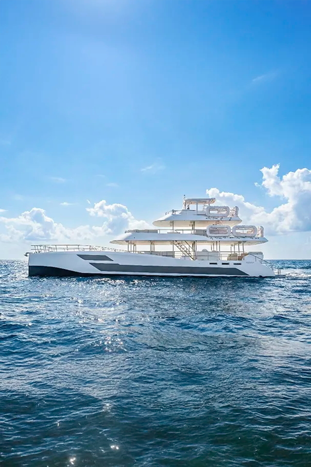 Catamarán premium TwentyFive de 100 pies navegando en Cabo San Lucas, triple cubierta, mar abierto y experiencia de lujo.