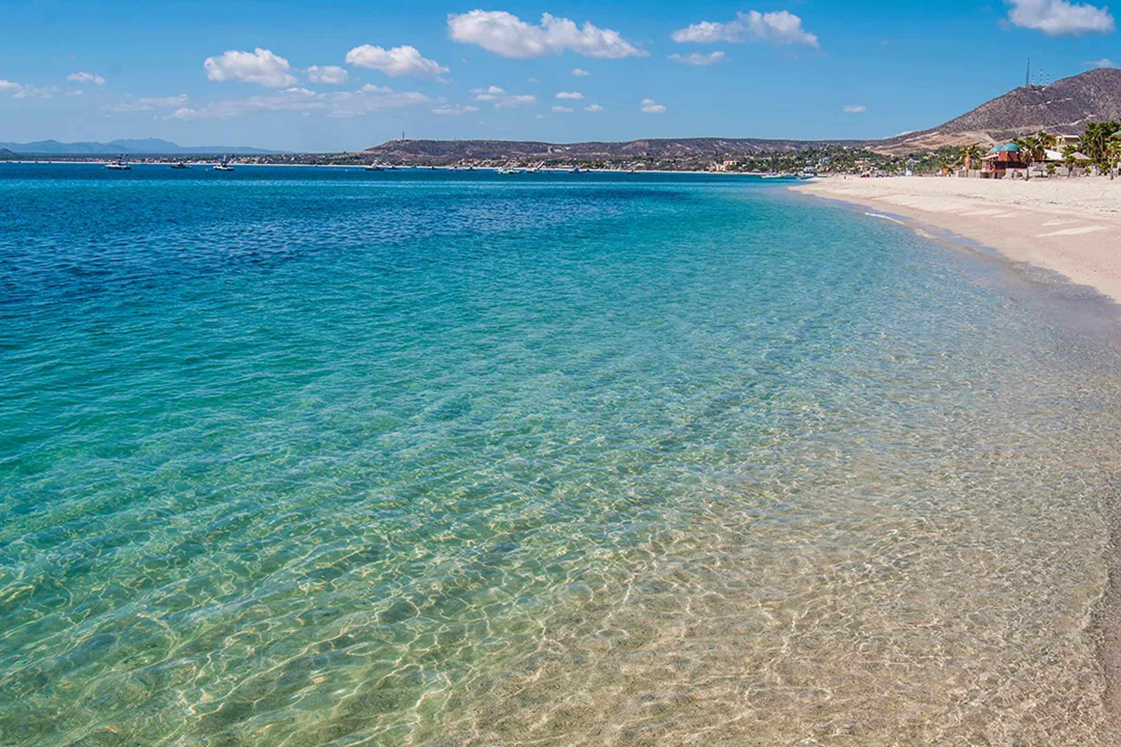 Playa Los Barriles con agua turquesa cristalina, suave arena y tranquilas olas del Mar de Cortés