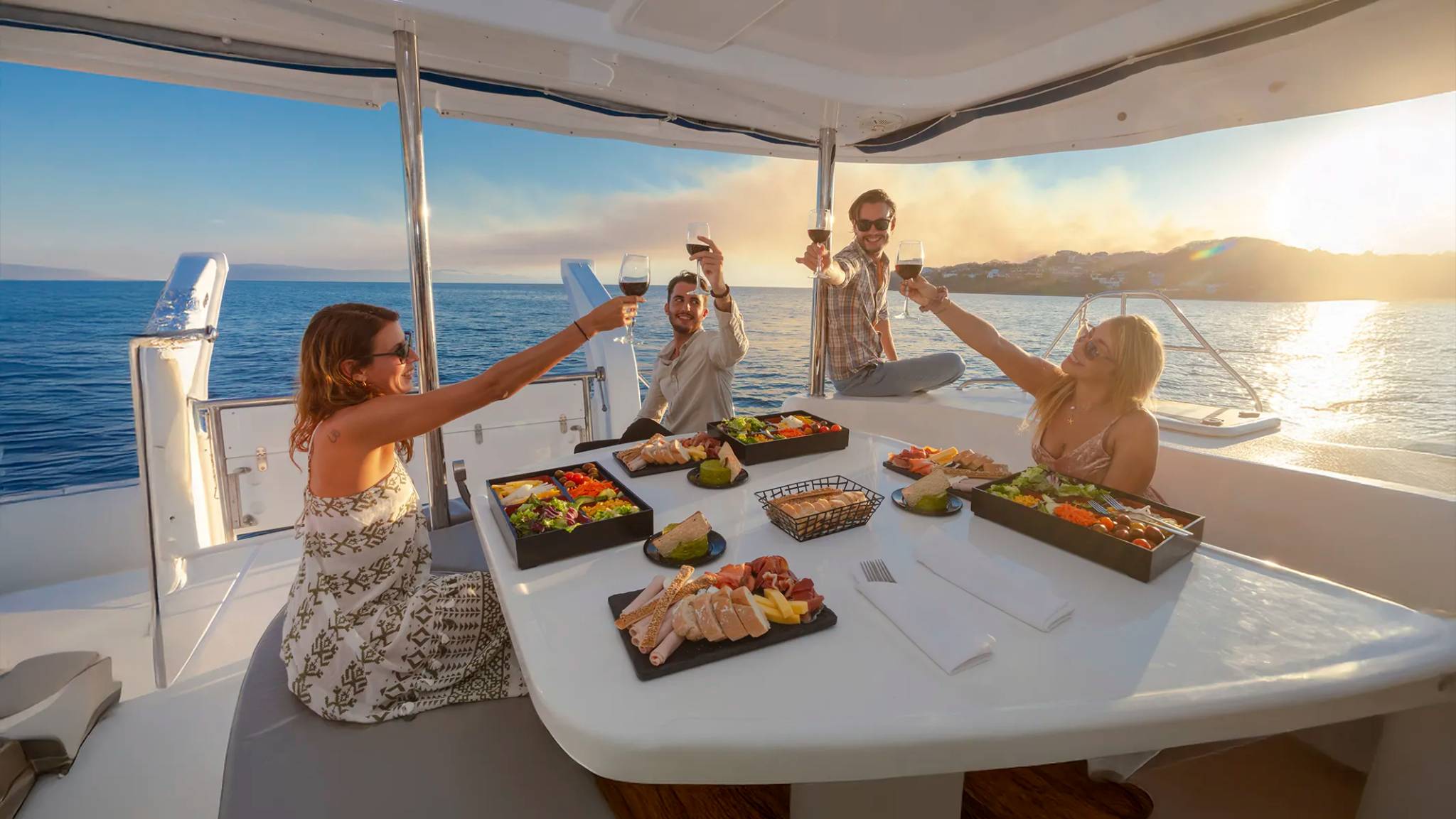 Cena íntima al atardecer a bordo de un yate de lujo en Bahía de Magdalena Baja California Sur.