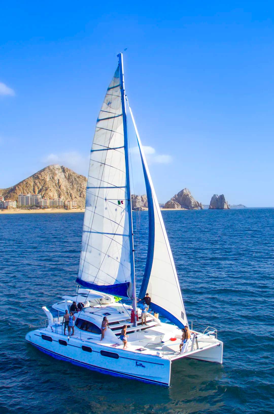 Catamarán en Los Cabos navegando las aguas cerca del Arco de Cabo San Lucas.