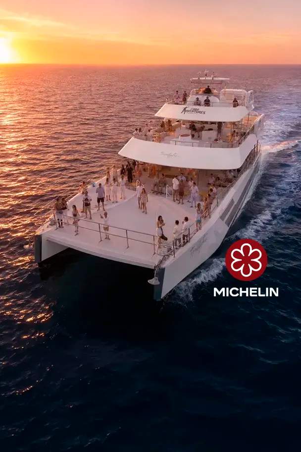 Grupo de amigos en el mejor Barco fiesta en Los Cabos al atardecer.