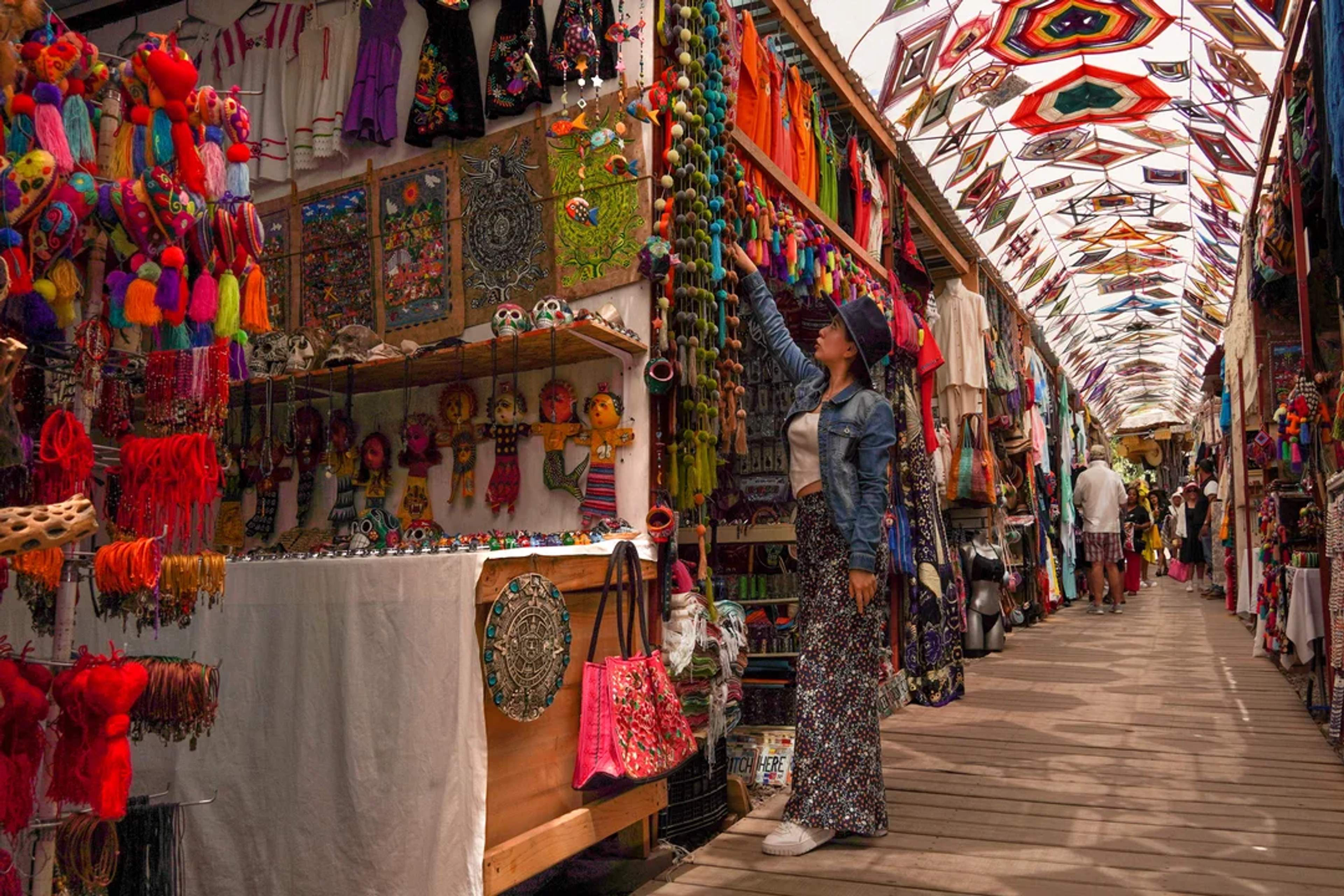 Explora los mercados de Todos Santos—arte local, colores vivos y tesoros artesanales te esperan.