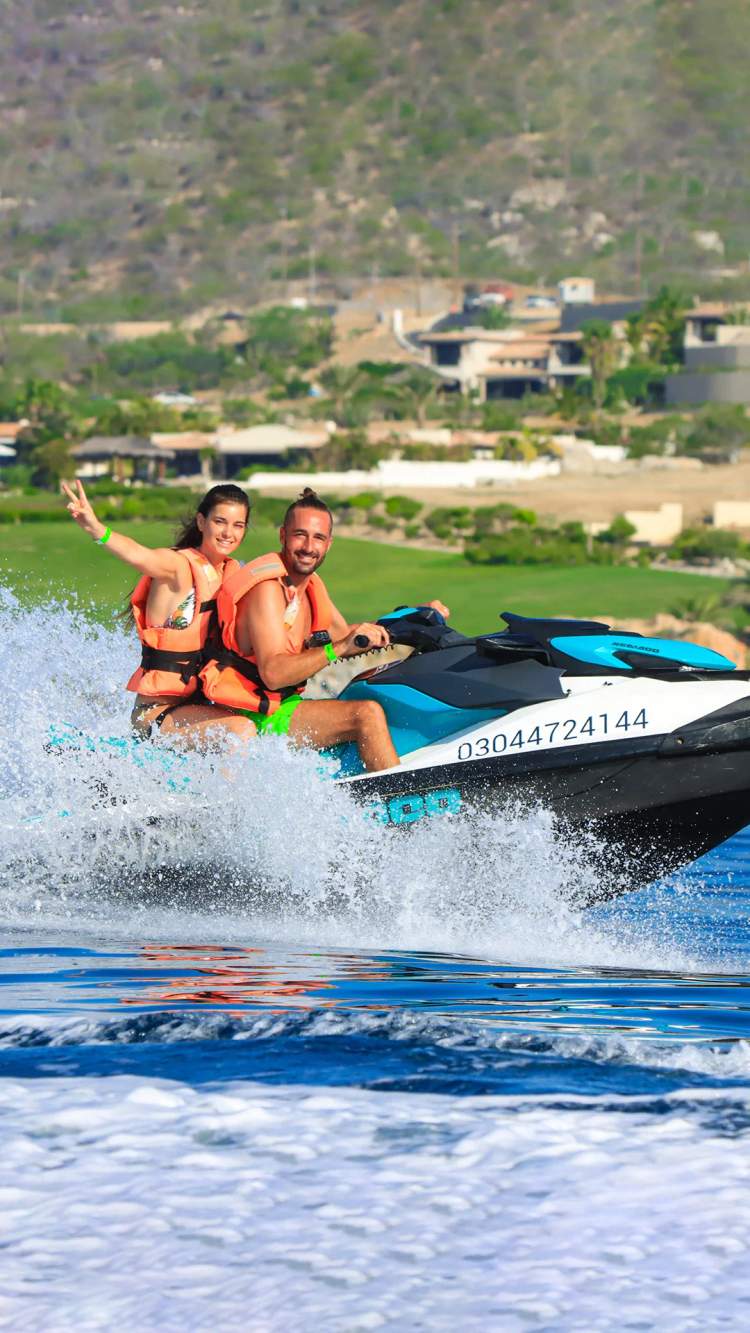 Pareja contenta sobre un jetski