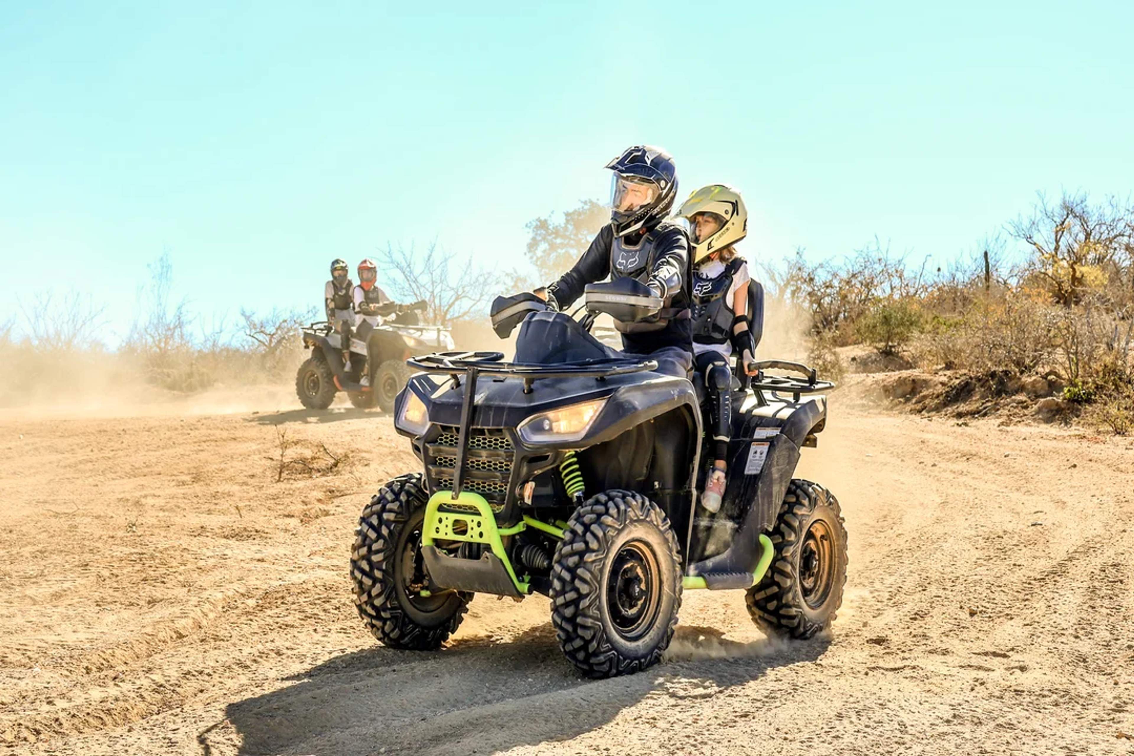 Una familia recorre el desierto en cuatrimotos, lista para una emocionante aventura todoterreno.