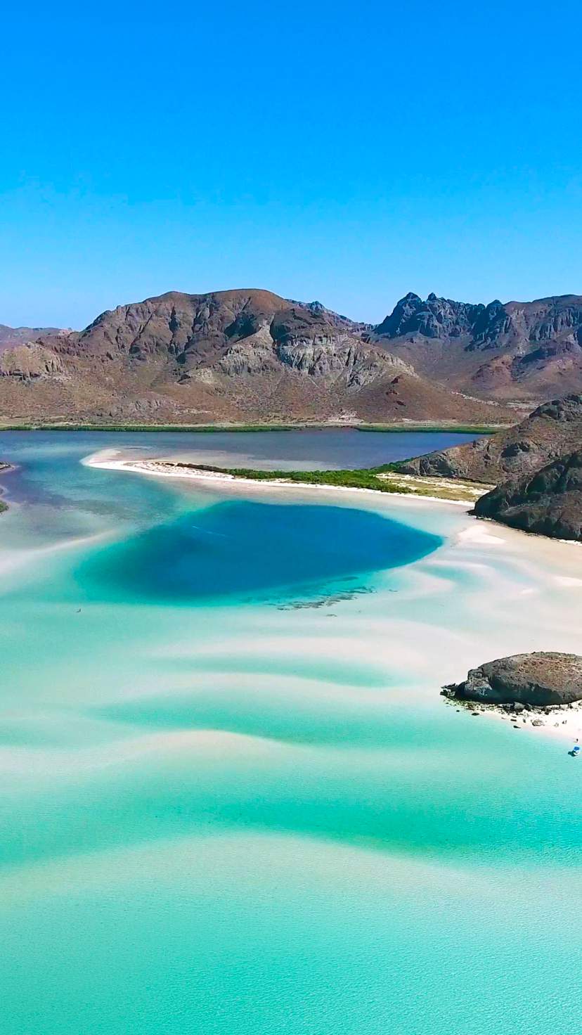 Icónica vista aérea de Playa Balandra, cerca de La Paz, en Baja California Sur.