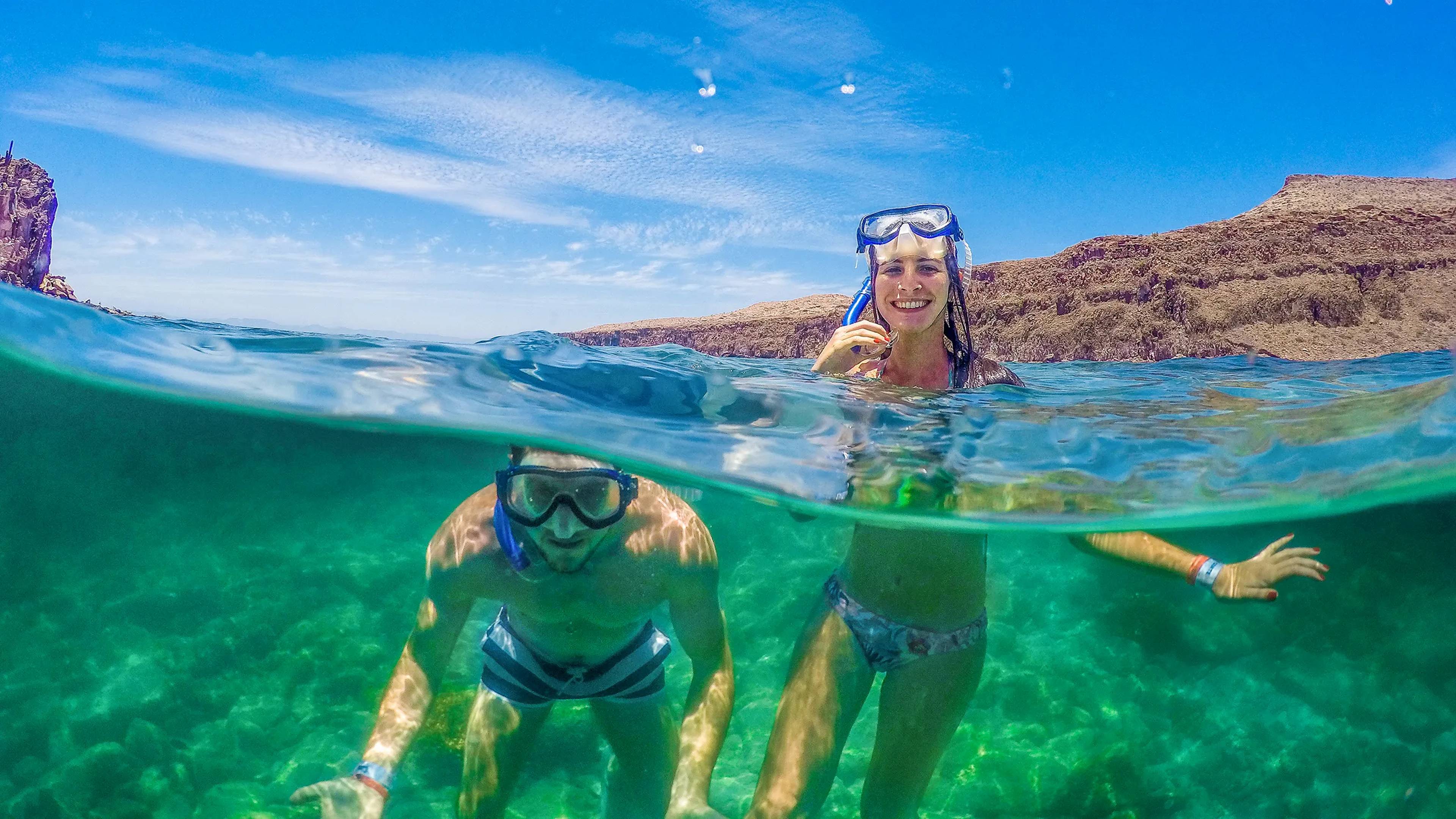 Viajeros en uno de los mejores lugares para Snorkel en Los Cabos.