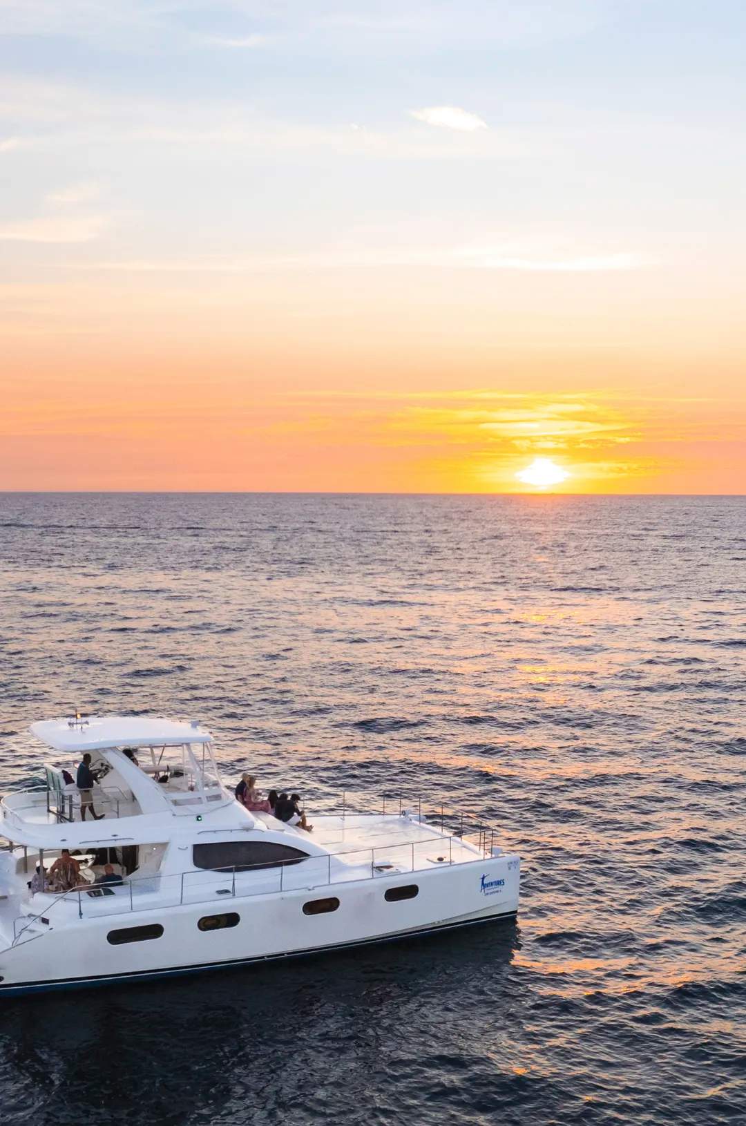 Espectacular atardecer en el océano Pacífico a bordo de un yate catamarán como parte un tour de Avistamiento de Ballena Gris.