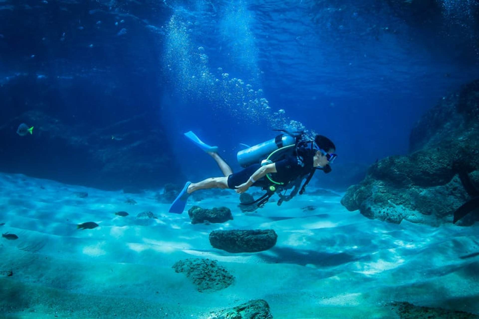 Buceo bajo aguas azules y cristalinas 