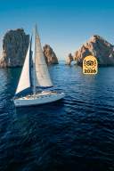 Velero en Los Cabos pasando por el Arco de Cabo San Lucas.