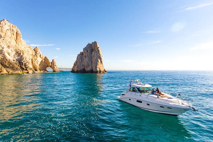 Tour en yate privado en Cabo San Lucas cerca del Arco con vistas al mar y experiencia de lujo en barco