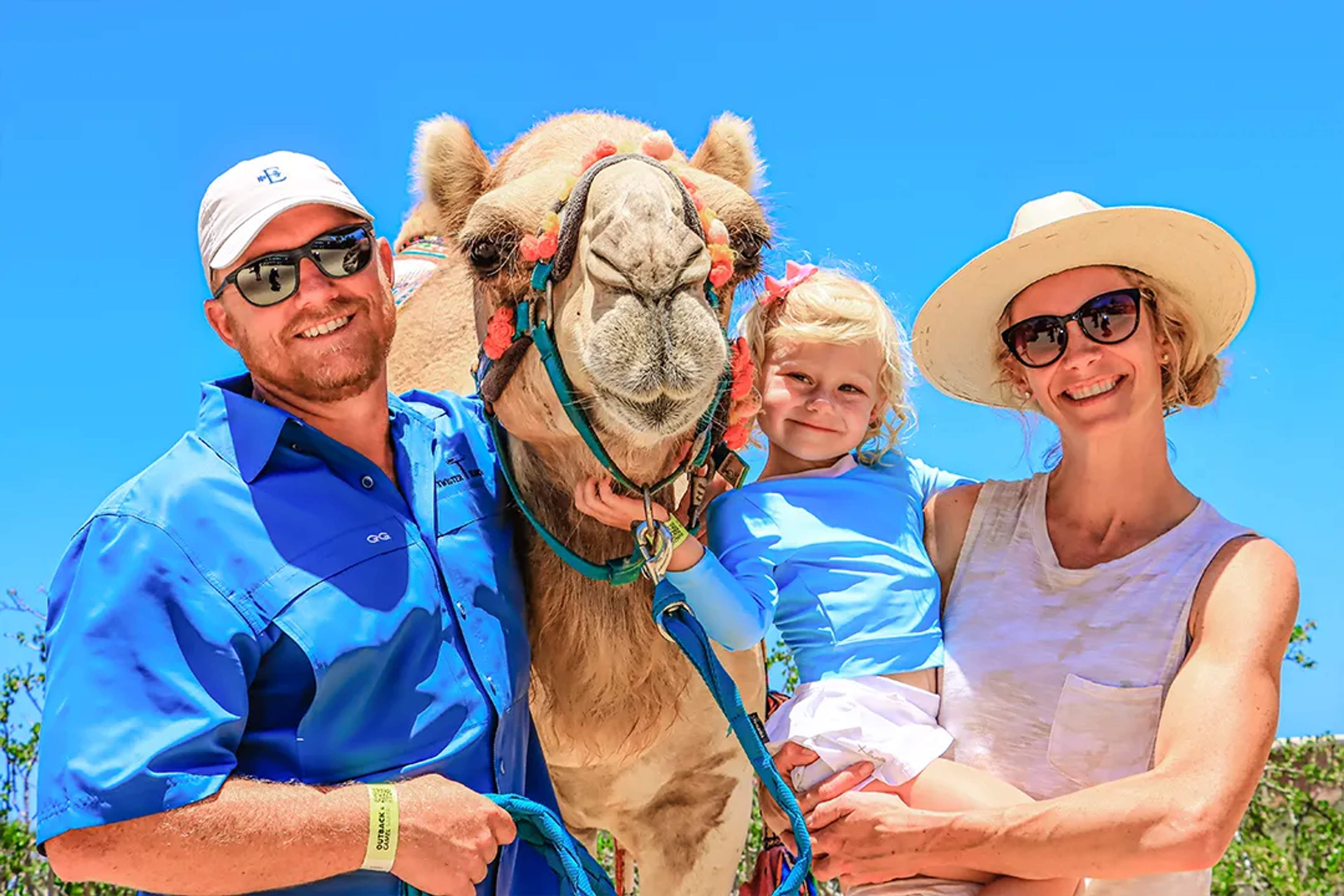 Familia conviviendo con un camello en un safari de camellos en Cabo San Lucas