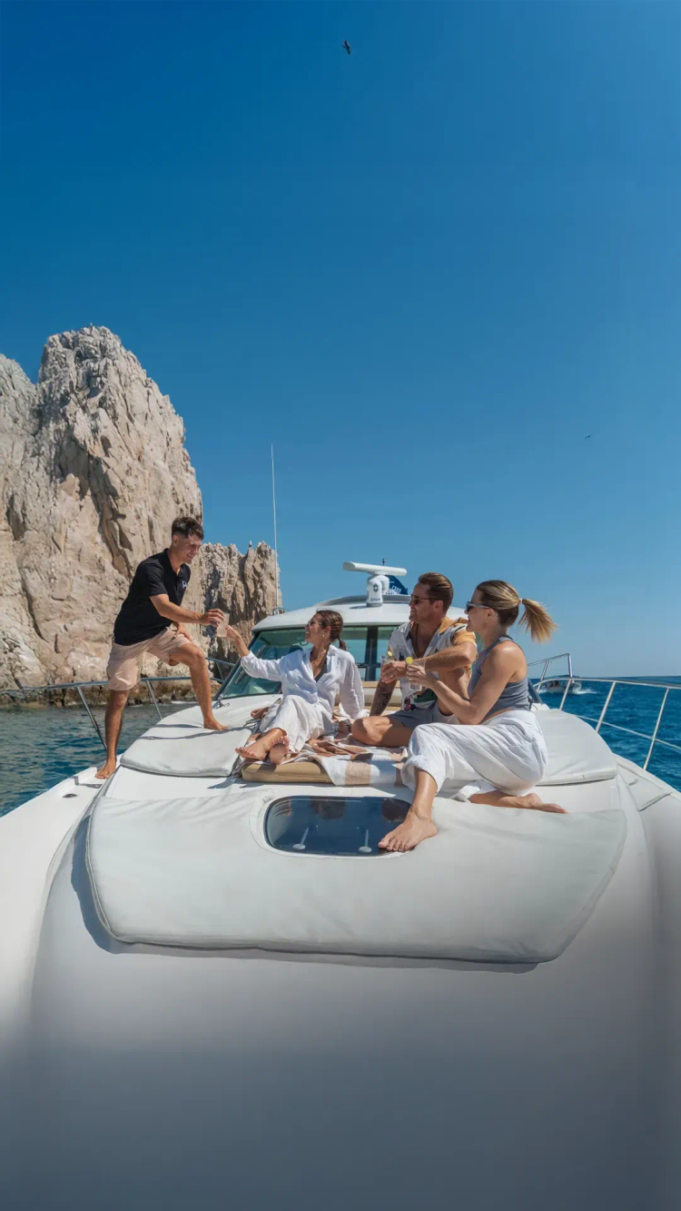 Guía de Cabo Adventures liderando un grupo en un paseo en camello.