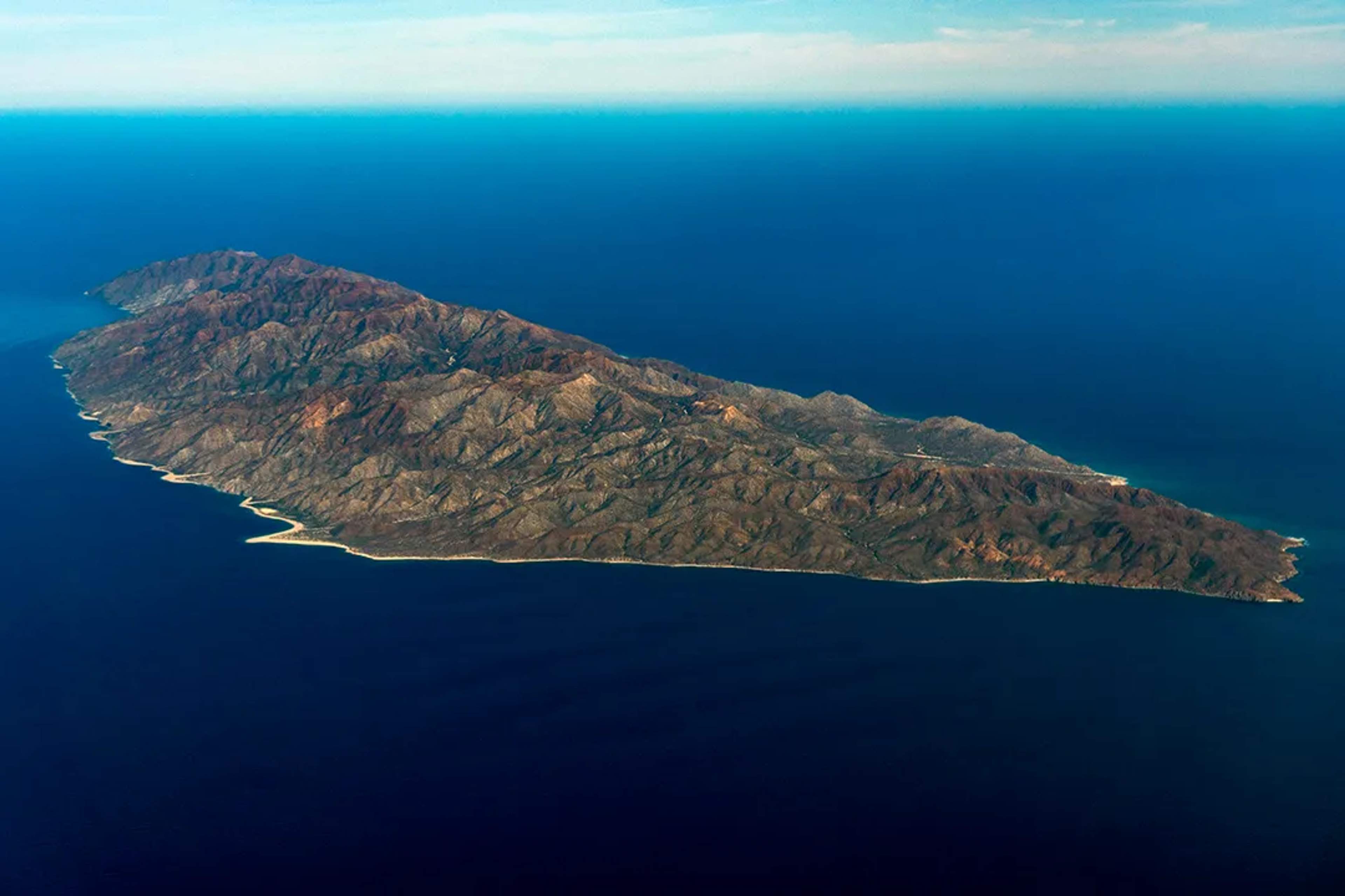 Vista aérea de Isla Cerralvo en Baja California Sur, isla natural virgen cerca de Cabo