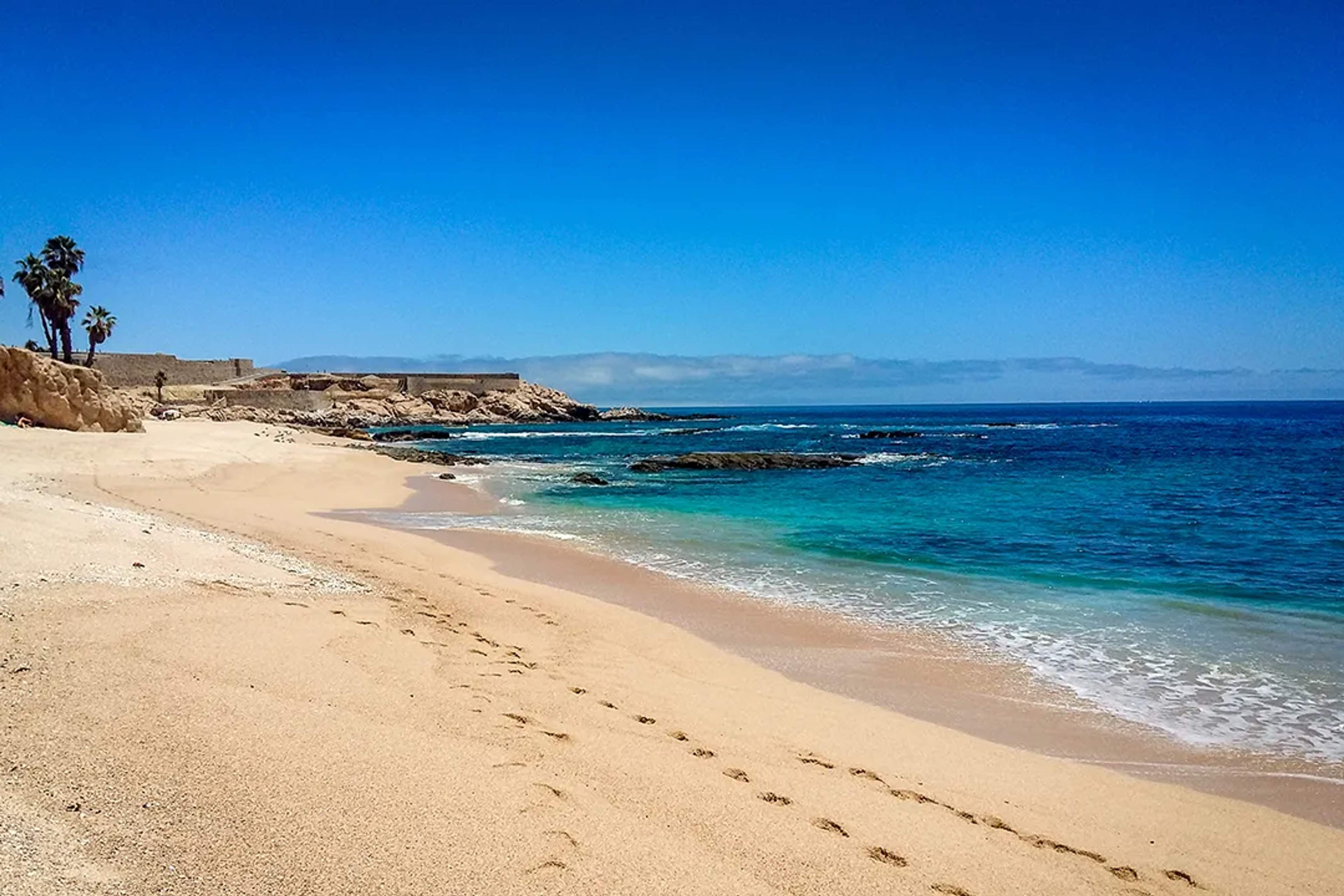 Vista aérea de Playa Palmilla y sus aguas turquesa en San José del Cabo, Los Cabos