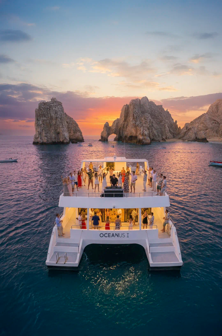 Crucero de fiesta al atardecer en Cabo en Oceanus con DJ, música, baile, bebidas y energía a bordo