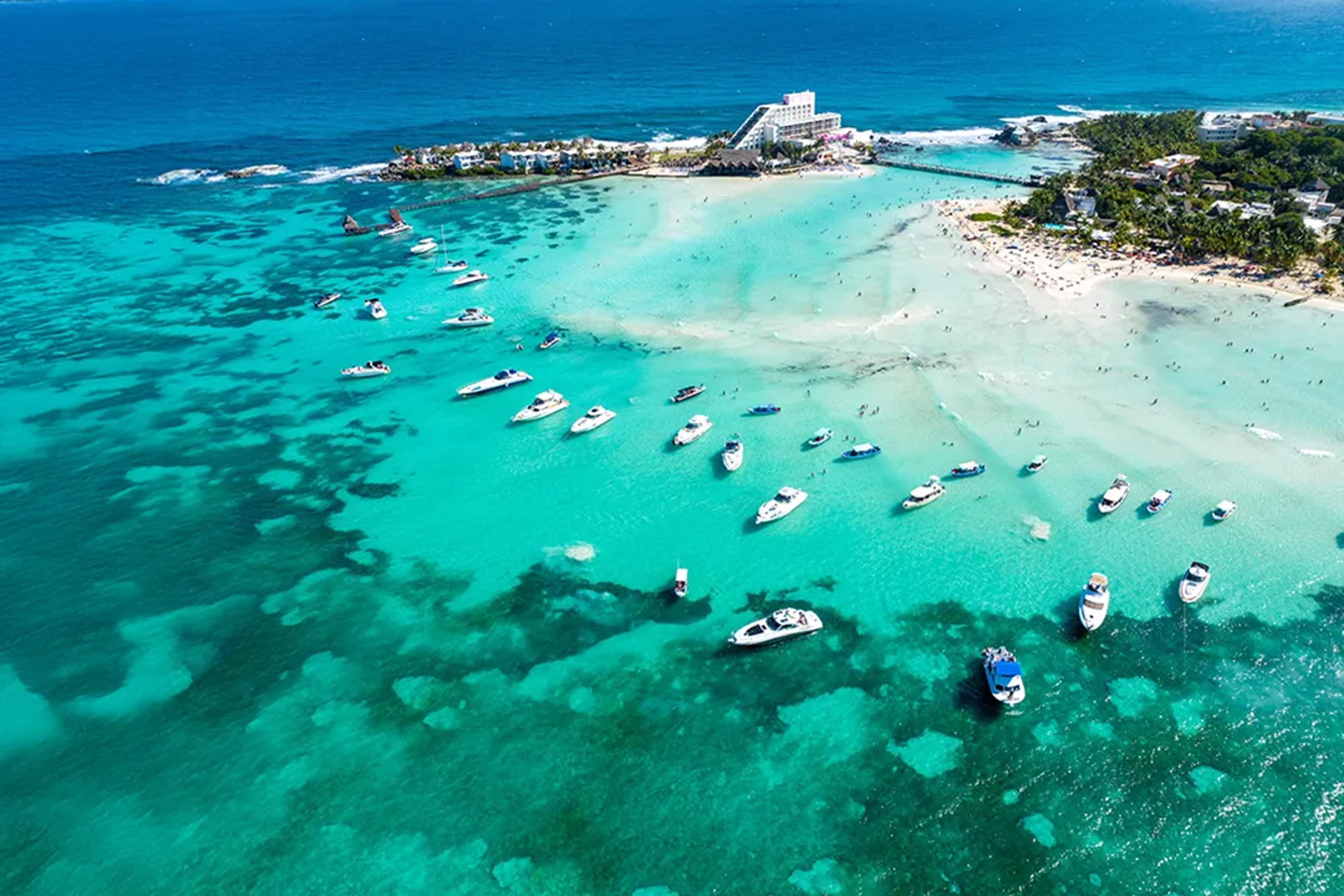 Vista aérea de Playa Norte en Isla Mujeres durante un tour de snorkel y paseo en catamarán desde Cancún