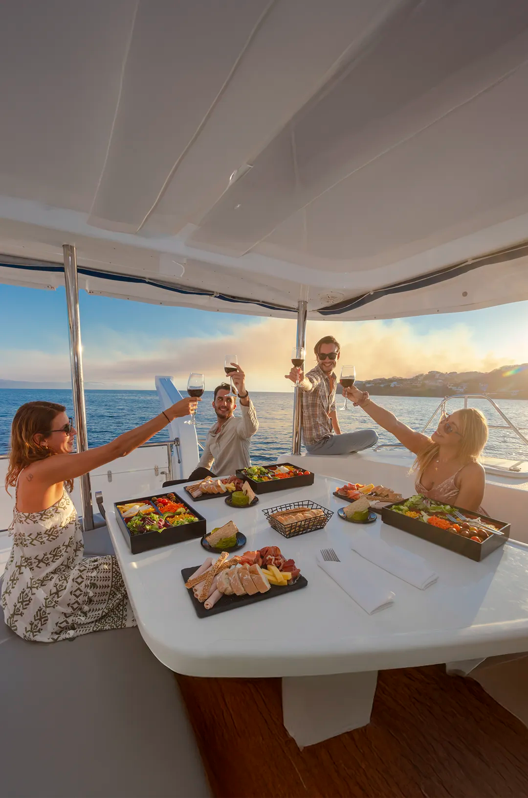 Cena íntima al atardecer a bordo de un yate de lujo en Bahía de Magdalena Baja California Sur.