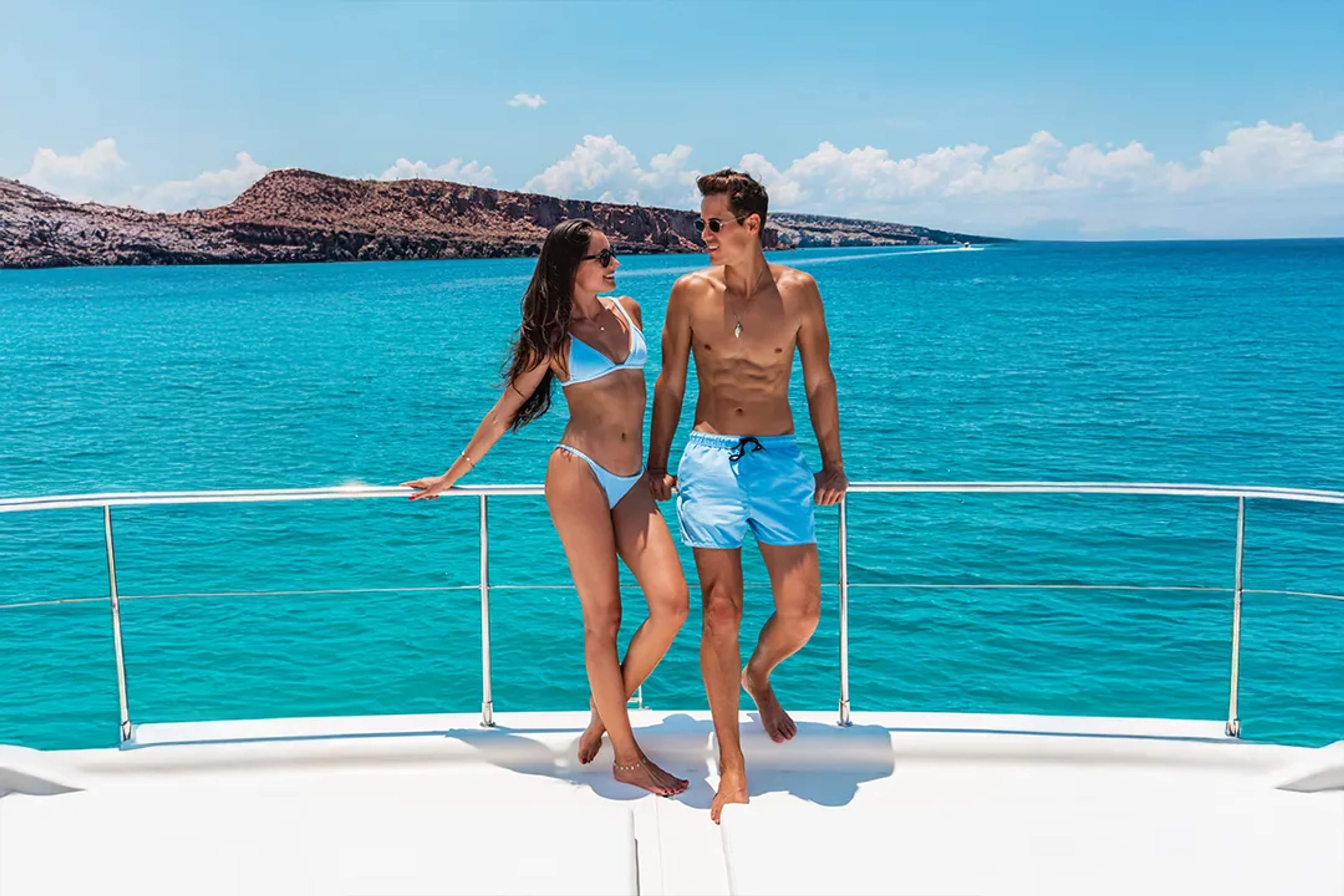 Pareja Navegando En Las Aguas Turquesa De La Paz Cerca De Playa Balandra En Catamarán De Lujo