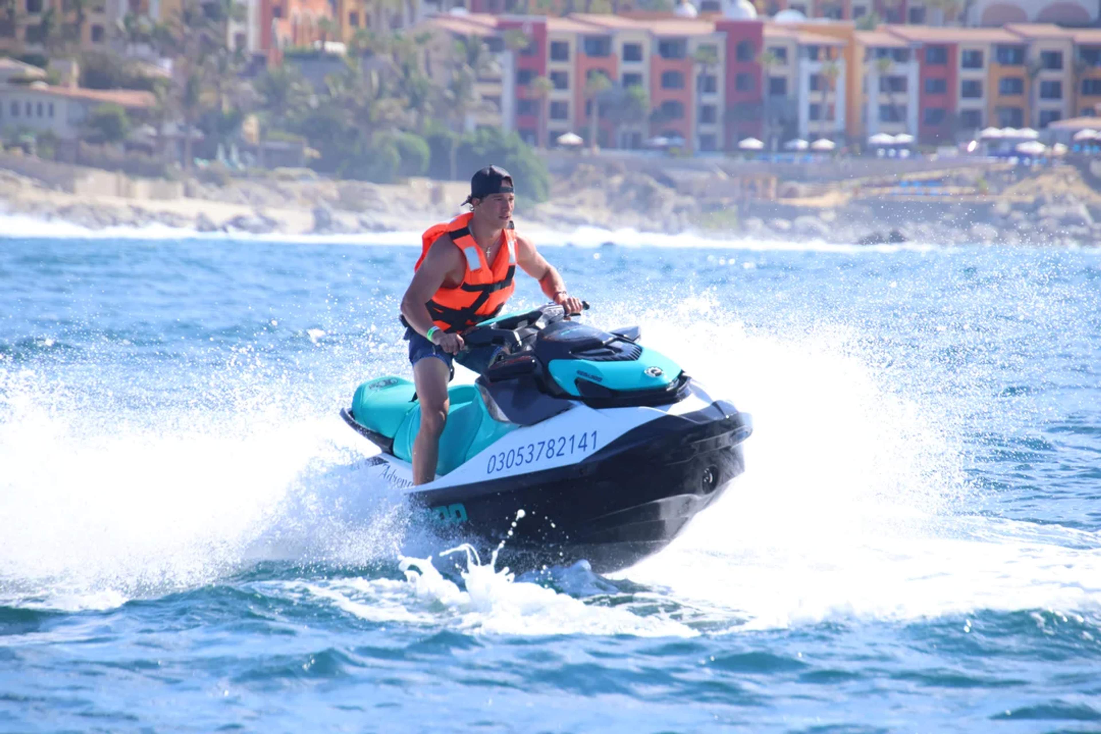 Acelera sobre las aguas cristalinas de Cabo en una moto acuática—¡pura adrenalina y vistas!