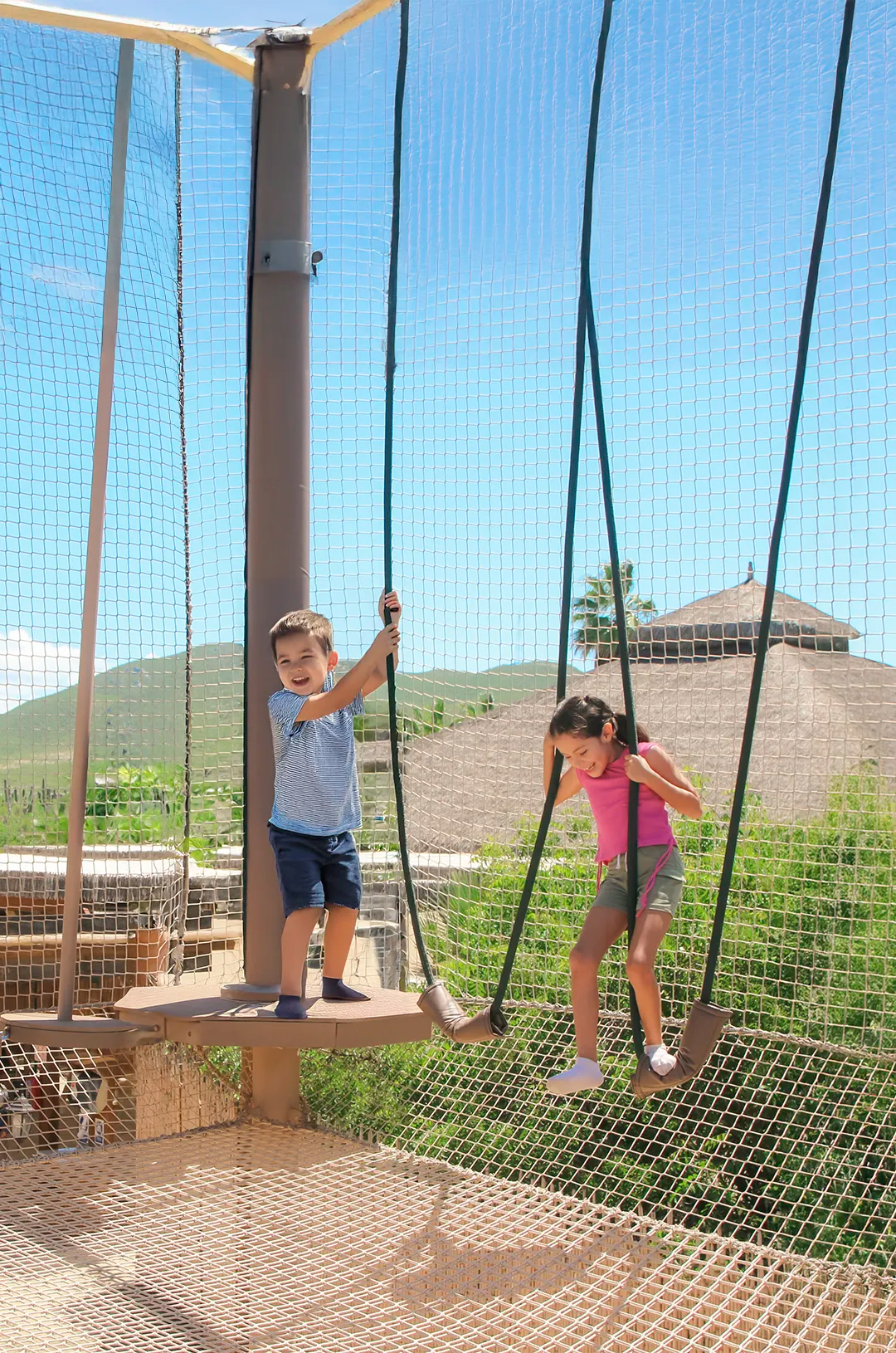 Niños disfrutando del Net Challenge en Tierra Sagrada, Cabo — un parque de aventuras seguro y emocionante para familias.