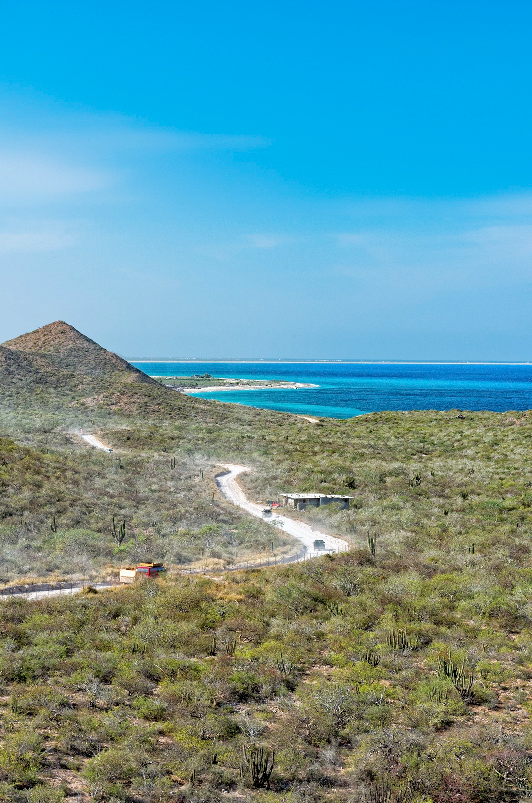 Camino panorámico hacia un sitio de buceo en Cabo Pulmo, con aguas turquesas de fondo.