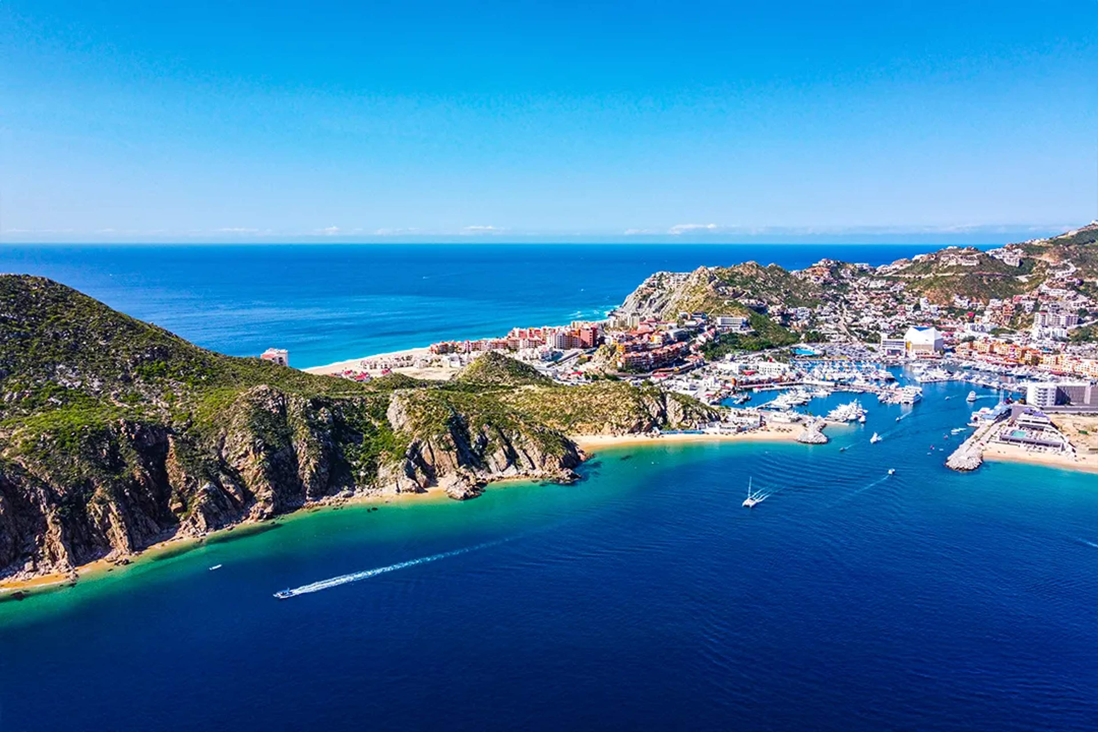 Vista aérea de Cabo San Lucas, marina y playas del Mar de Cortés en tour de lujo en barco