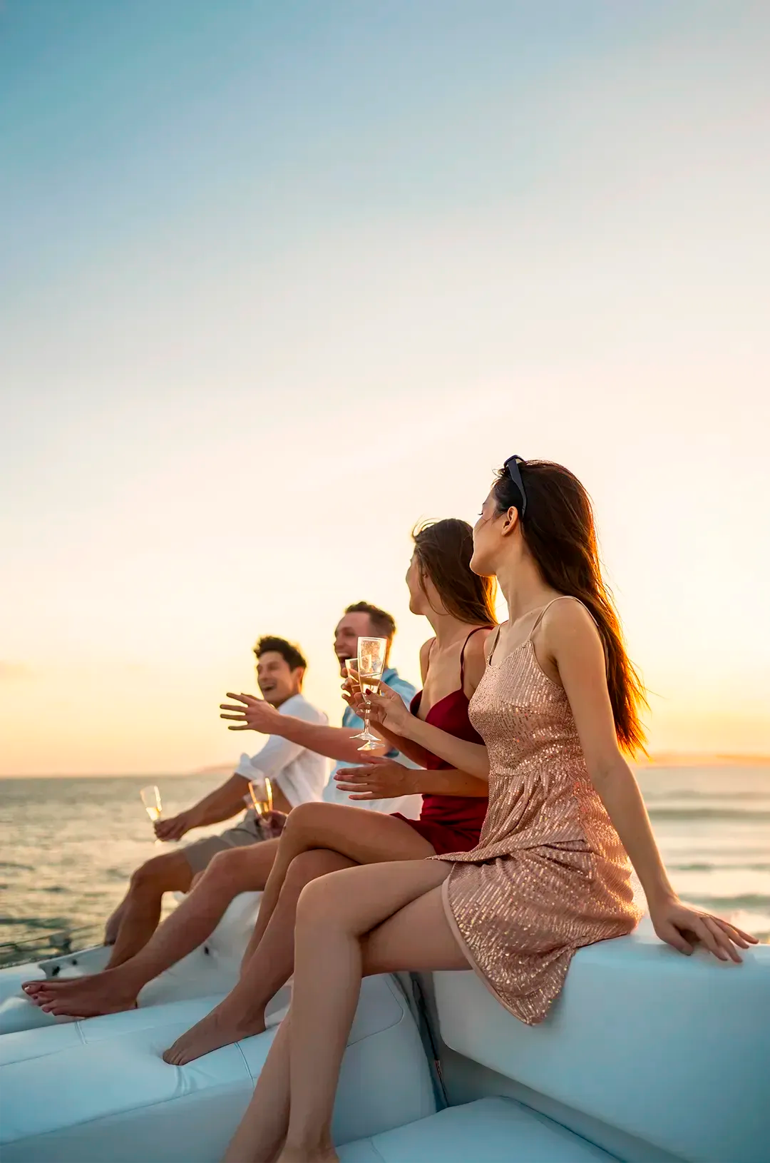 Grupo brindando y disfrutando el atardecer en un catamarán de lujo en Los Cabos.