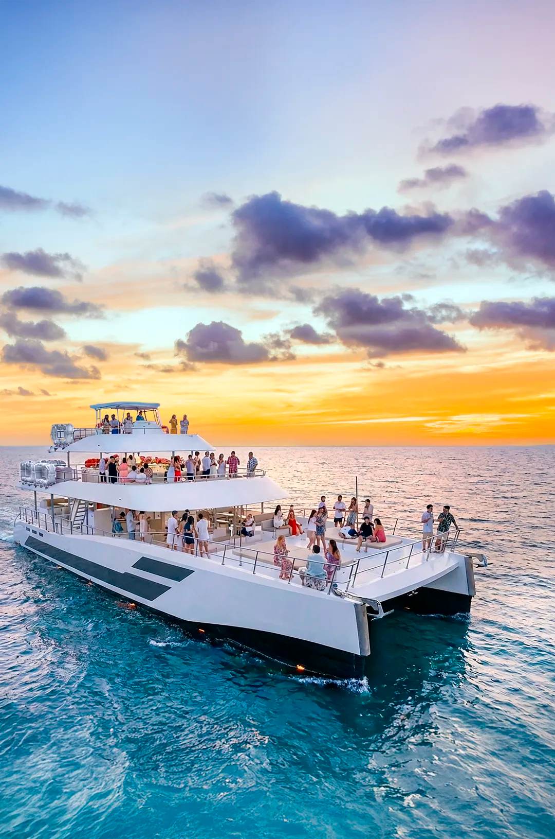 Grupo de amigos en el mejor Barco fiesta en Los Cabos al atardecer.