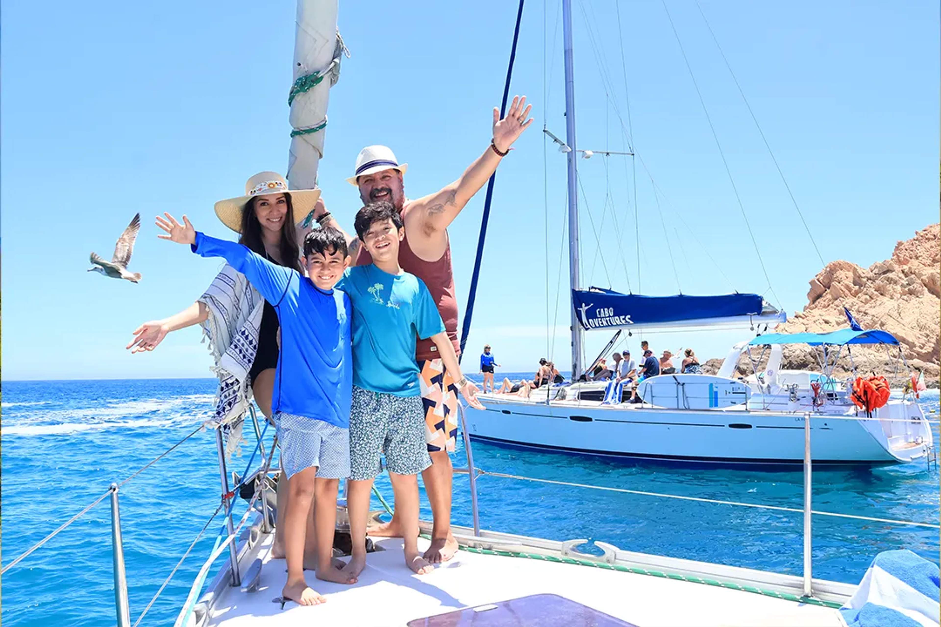 Familia disfrutando un tour de navegación de Cabo Adventures en Los Cabos con aguas claras y velero