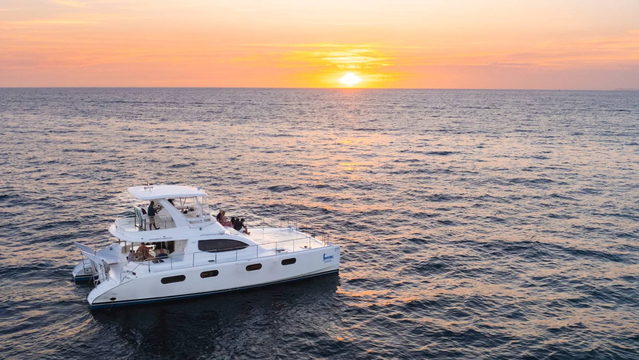 Espectacular atardecer en el océano Pacífico a bordo de un yate catamarán como parte un tour de Avistamiento de Ballena Gris.