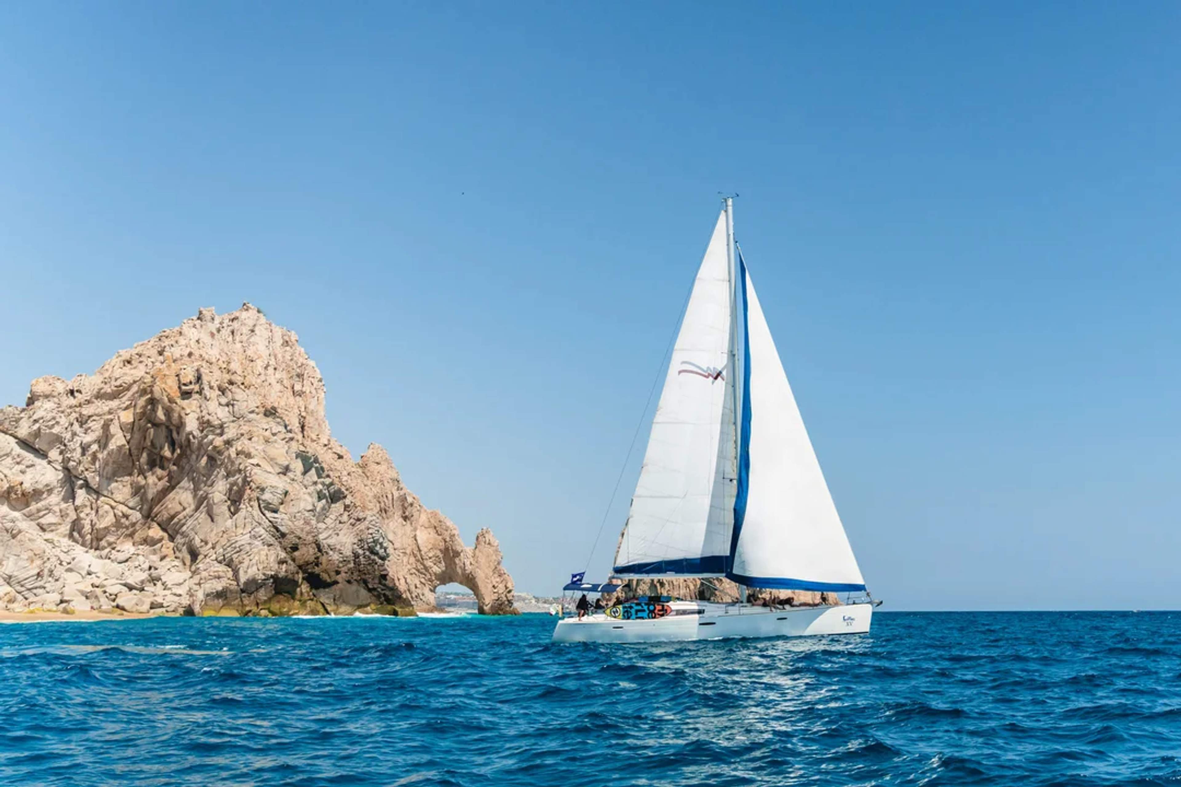  Navega frente al icónico Arco de Cabo y siente la brisa—magia pura en el Mar de Cortés.