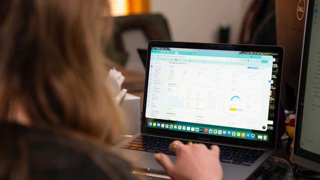 898 Marketing SEO specialist reviewing a Semrush dashboard for keyword and site performance