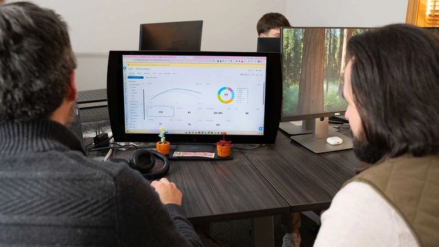 898 Marketing team reviewing a paid advertising campaign dashboard