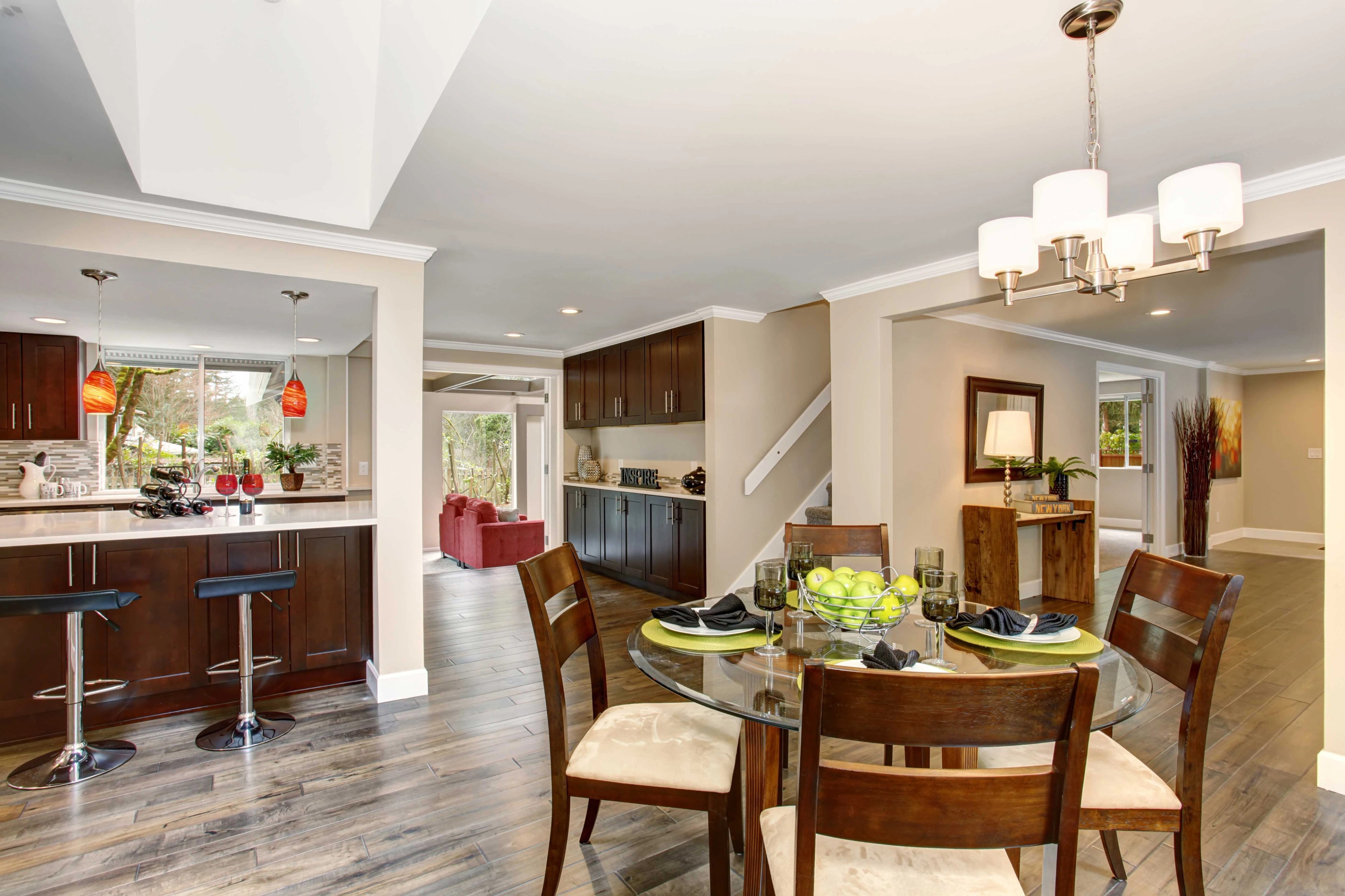 Breakfast bar seating area with pendant lights