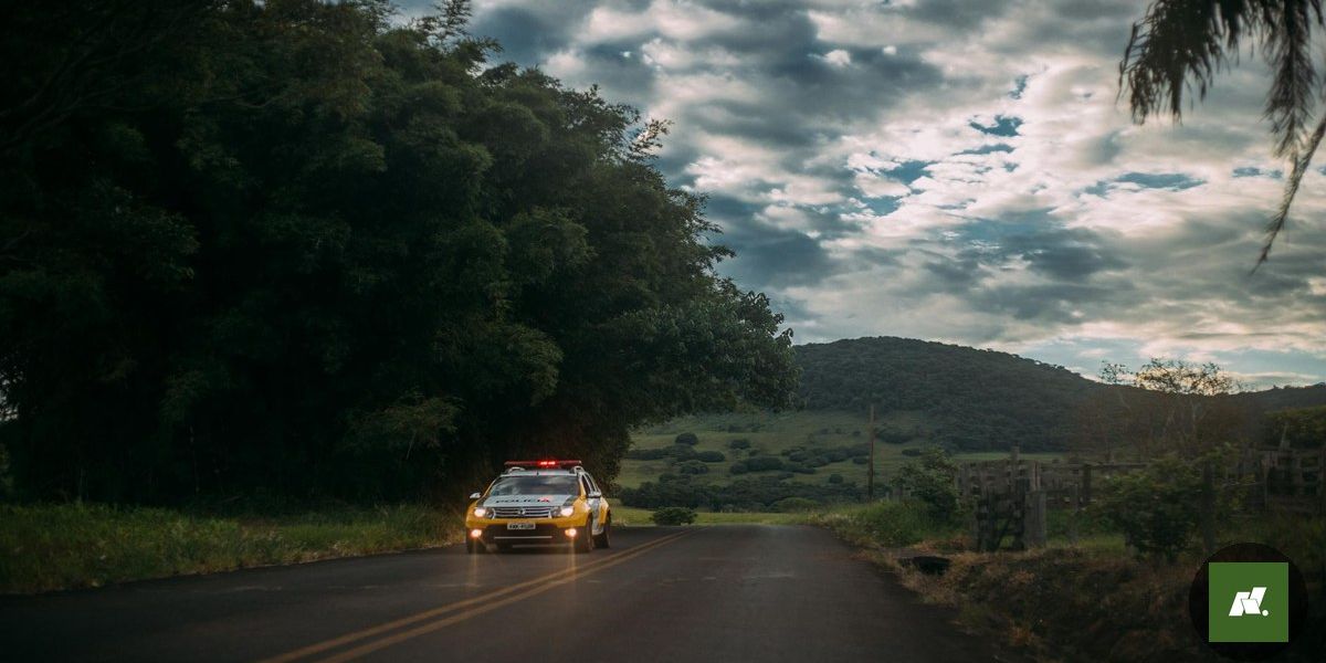 Acidente na BR-316: Van Derruba Poste e Causa Congestionamento