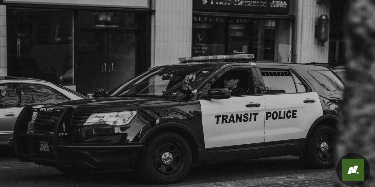 Motociclista Ataca Carro com Capacete em Santarém