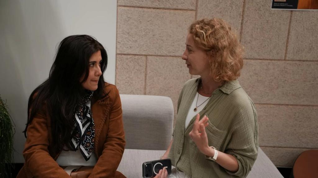 Two attendees deep in conversation between sessions