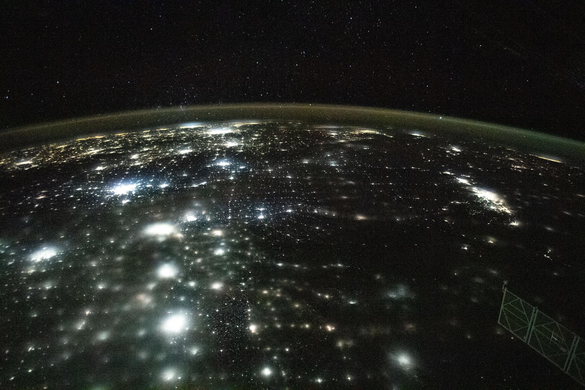 Le luci notturne della Terra fotografate dalla Stazione Spaziale Internazionale