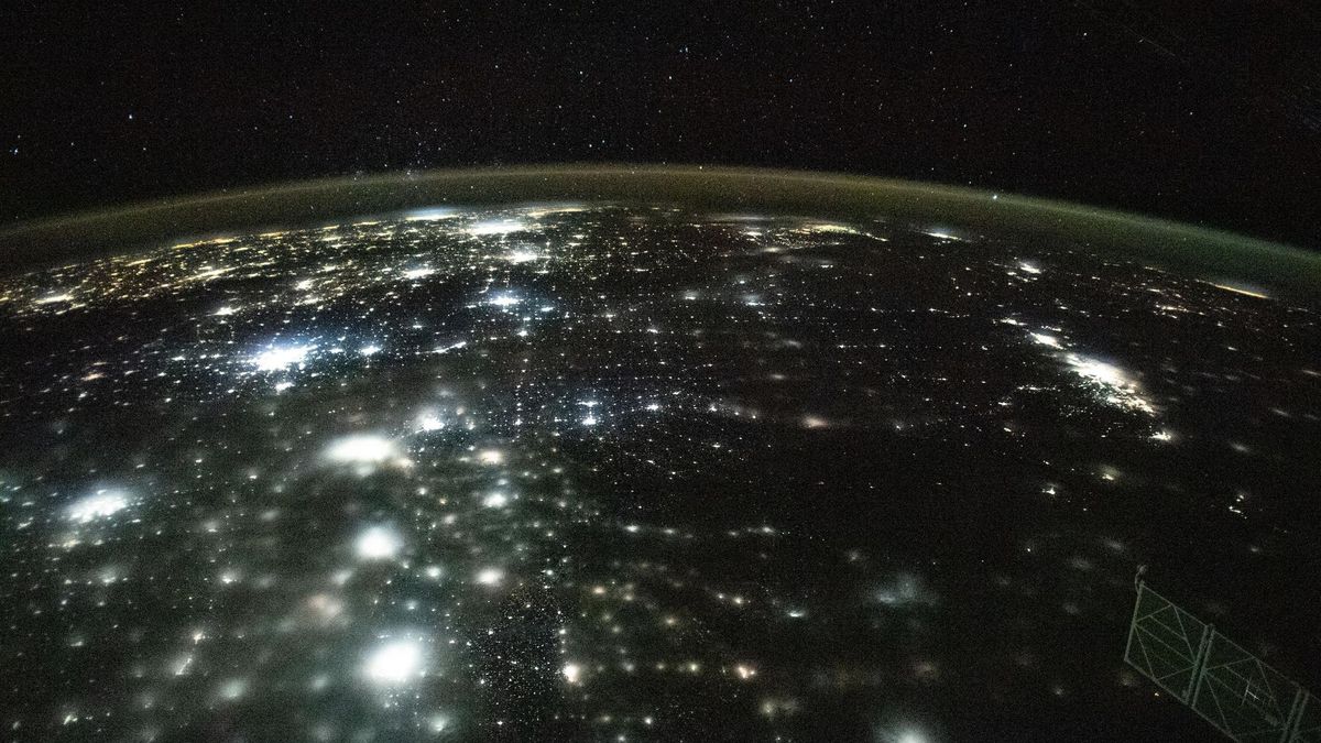 Le luci notturne della Terra fotografate dalla Stazione Spaziale Internazionale