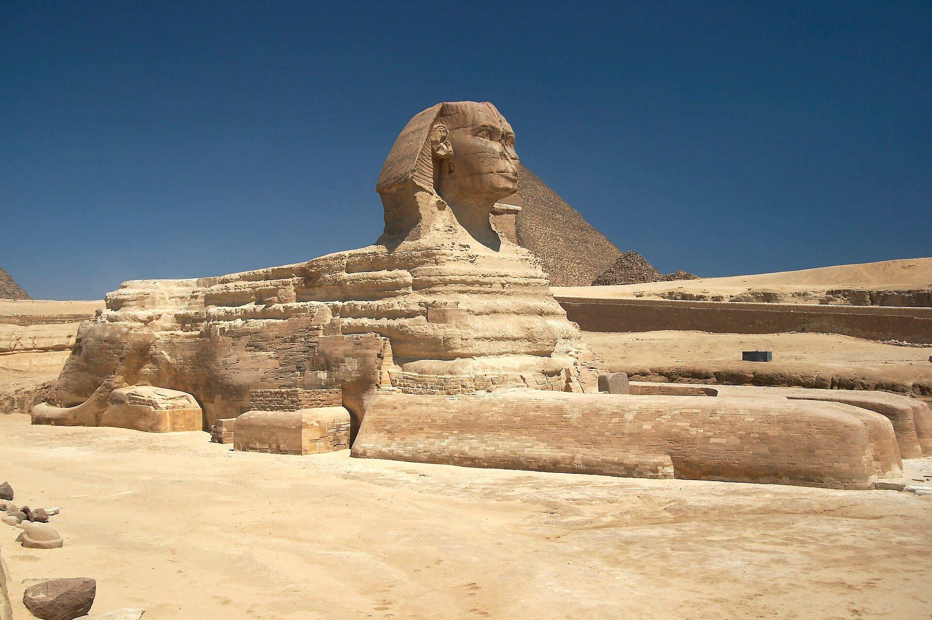 La Grande Sfinge di Giza con la piramide di Chefren alle spalle