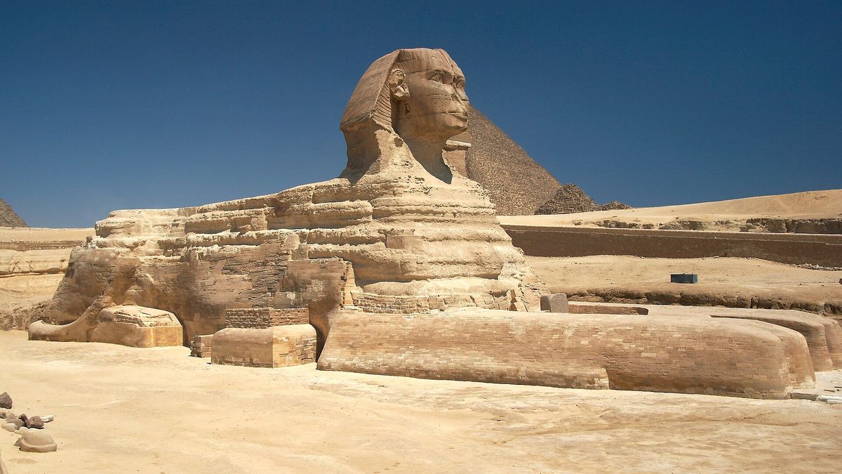 La Grande Sfinge di Giza con la piramide di Chefren alle spalle