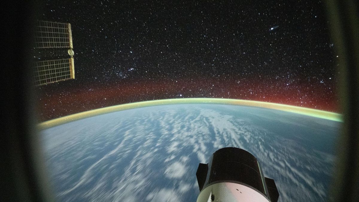L'orizzonte notturno della Terra avvolto da un bagliore, visto dallo spazio