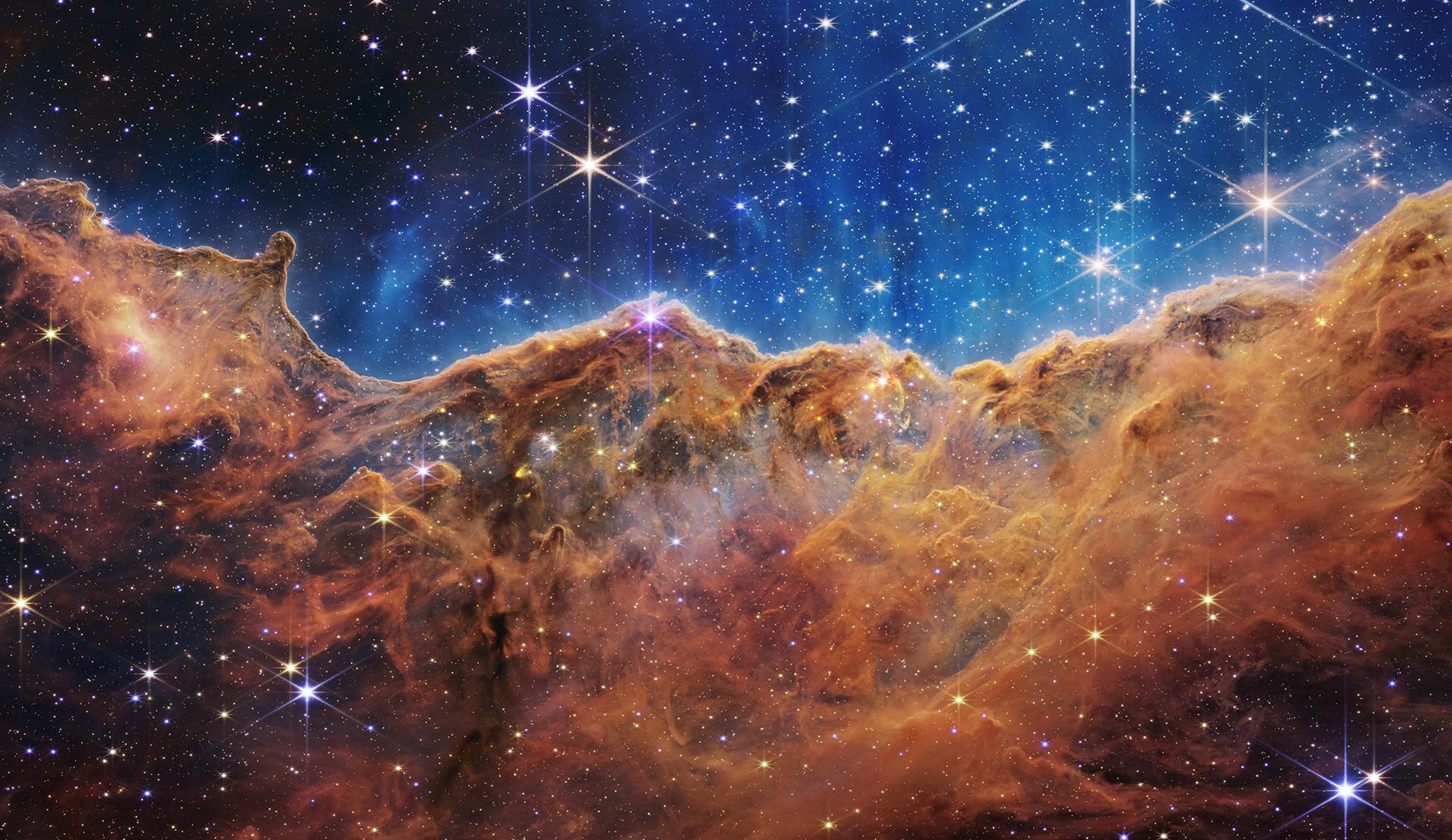 Le Cosmic Cliffs della Nebulosa della Carena fotografate dal telescopio James Webb