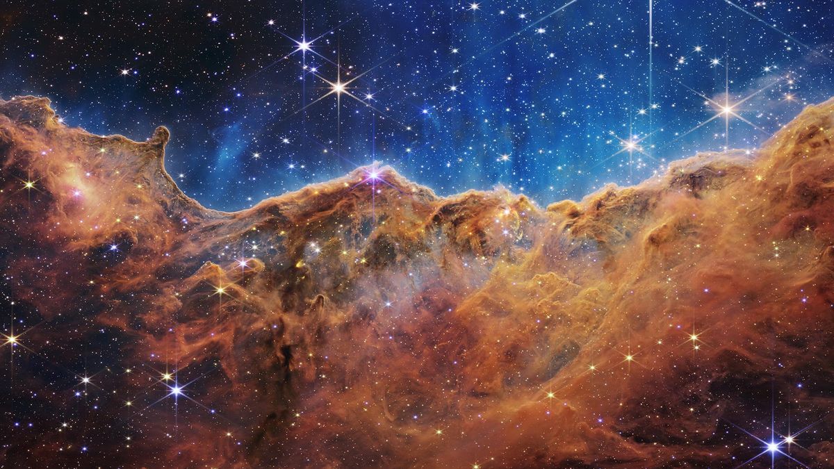 Le Cosmic Cliffs della Nebulosa della Carena fotografate dal telescopio James Webb
