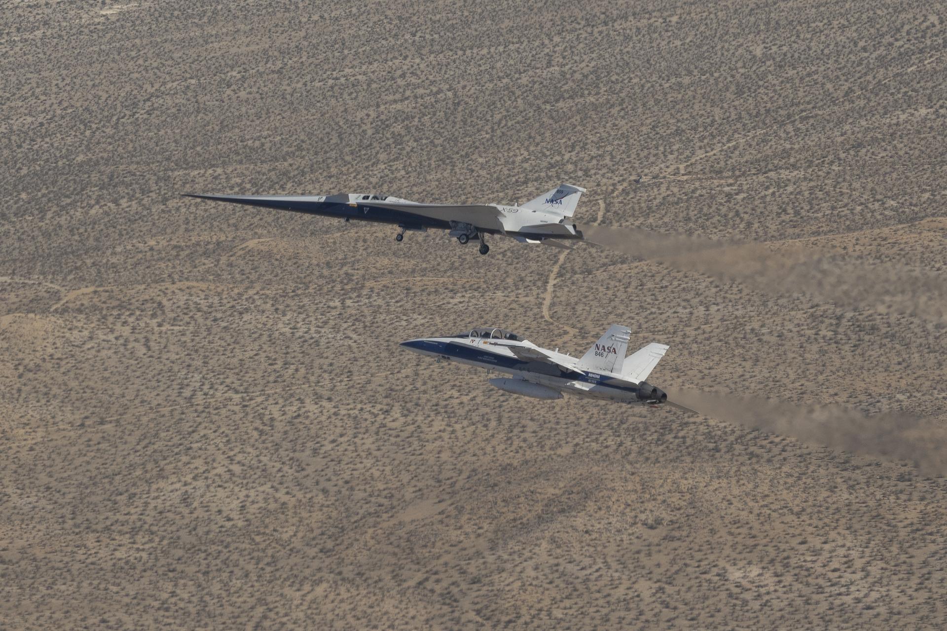 Un caccia F/A-18 in volo accanto allo sperimentale X-59 della NASA